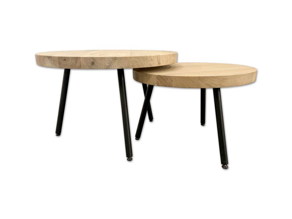 Zwarte meubelpootjes gecombineerd met ronde massief eiken bladen. Door de verschillende hoogtes zijn deze salontafeltjes onder elkaar te schuiven voor een speels effect. Woodstyles verkoopt deze massief eiken ronde bladen en zwarte meubelpootjes los van elkaar, dus u kunt zelf de combinatie maken die u wenst. Binnen 7 werkdagen thuis bezorgd