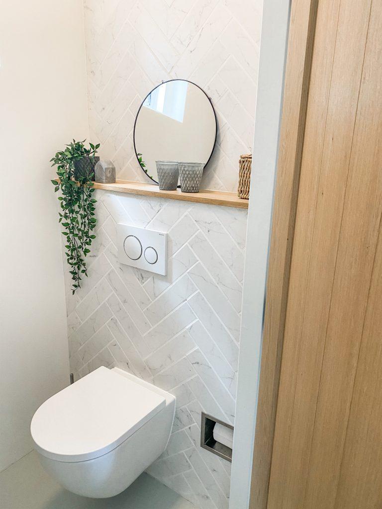 Sfeerfoto van toilet met massieve eiken barndeur en massief eiken wandplank. Woodstyles verkoopt veel verschillende eiken producten tegen scherpe prijzen. We bezorgen snel in belgie en nederland