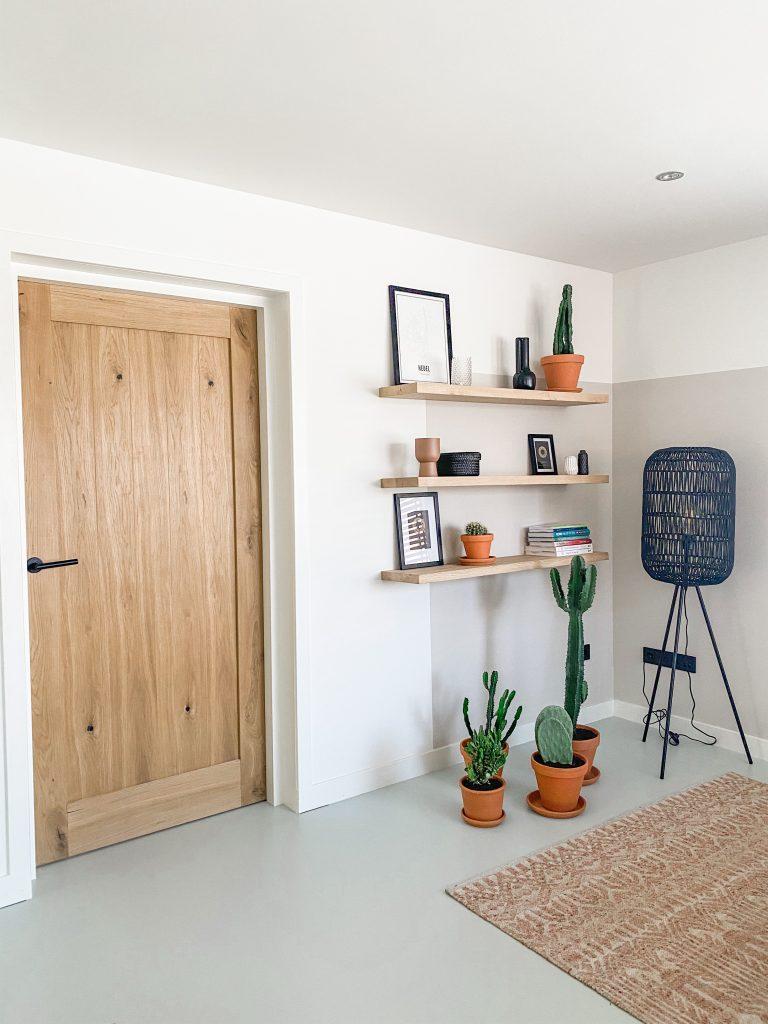 Sfeerfoto van een smaakvol interieur met massief eiken wandplanken en massieve eikenhouten barndeur. Woodstyles verkoopt vele maten eiken wandplanken en eiken barndeuren. We bezorgen snel in belgie en nederland en hanteren voordelige prijzen