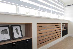 Sfeerfoto van een radiatorombouw met nissen die zijn bekleed met massief eiken panelen. Radiator paneel bestaat uit op maat gezaagde stroken massief eiken panelen. Bij woodstyles direct uit voorraad leverbaar tegen scherpe prijzen