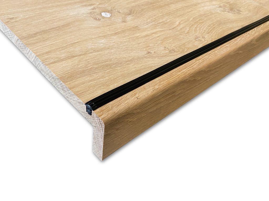 Massief eiken overzettreden met antislip. Wordt verkocht per paneel waar u twee traptreden uithaalt. Uw trap modern renoveren kan makkelijk met deze overzettrede. Woodstyles heeft een grote voorraad en levert snel tegen scherpe prijzen