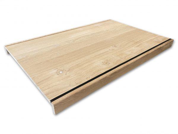 Massief eiken overzettreden met antislip. Wordt verkocht per paneel waar je twee traptreden uithaalt. Voor een moderne renovatie van uw traptreden. Woodstyles heeft een grote voorraad en levert snel tegen scherpe prijzen