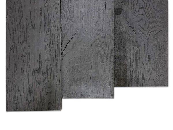 Massief eiken plank carbon black. Massief eiken planken met een rustieke uitstraling. Bij Woodstyles volop uit voorraad te verkrijgen in drie verschillende kleuren. Grey wash, middle grey en carbon black. Kies zelf uw favoriete kleur. Met een afmeting van 19 mm dik, 19,5 cm breed en 250 cm lang, zijn dit ideale planken om op allerlei manieren te kunnen gebruiken. Woodstyles biedt u deze planken ook voor een zeer scherpe prijs aan!