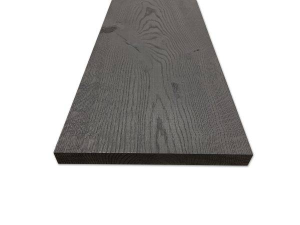 Massief eiken plank carbon black. Massief eiken planken met een rustieke uitstraling. Bij Woodstyles volop uit voorraad te verkrijgen in drie verschillende kleuren. Grey wash, middle grey en carbon black. Kies zelf uw favoriete kleur. Met een afmeting van 19 mm dik, 19,5 cm breed en 250 cm lang, zijn dit ideale planken om op allerlei manieren te kunnen gebruiken. Woodstyles biedt u deze planken ook voor een zeer scherpe prijs aan!