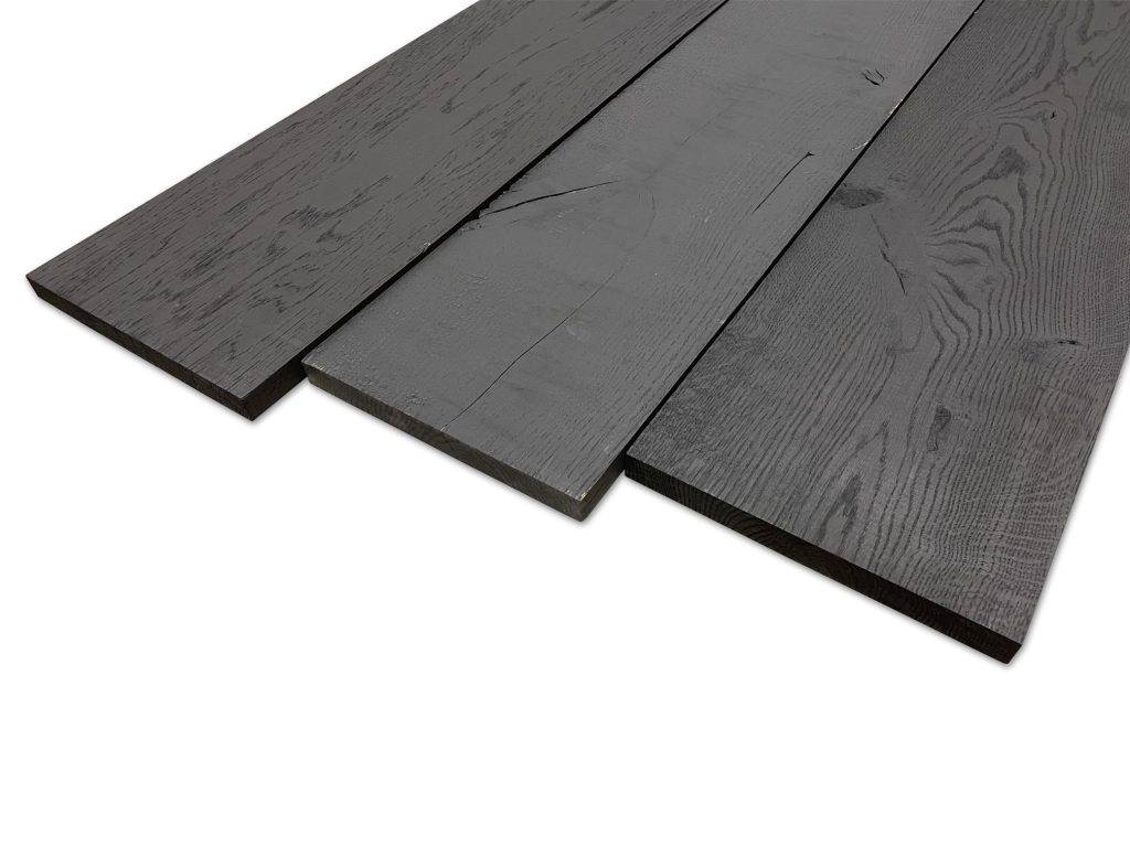 Massief eiken plank carbon black. Massief eiken planken met een rustieke uitstraling. Bij Woodstyles volop uit voorraad te verkrijgen in drie verschillende kleuren. Grey wash, middle grey en carbon black. Kies zelf uw favoriete kleur. Met een afmeting van 19 mm dik, 19,5 cm breed en 250 cm lang, zijn dit ideale planken om op allerlei manieren te kunnen gebruiken. Woodstyles biedt u deze planken ook voor een zeer scherpe prijs aan!