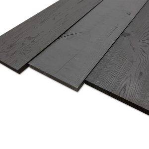 Massief eiken plank carbon black. Massief eiken planken met een rustieke uitstraling. Bij Woodstyles volop uit voorraad te verkrijgen in drie verschillende kleuren. Grey wash, middle grey en carbon black. Kies zelf uw favoriete kleur. Met een afmeting van 19 mm dik, 19,5 cm breed en 250 cm lang, zijn dit ideale planken om op allerlei manieren te kunnen gebruiken. Woodstyles biedt u deze planken ook voor een zeer scherpe prijs aan!