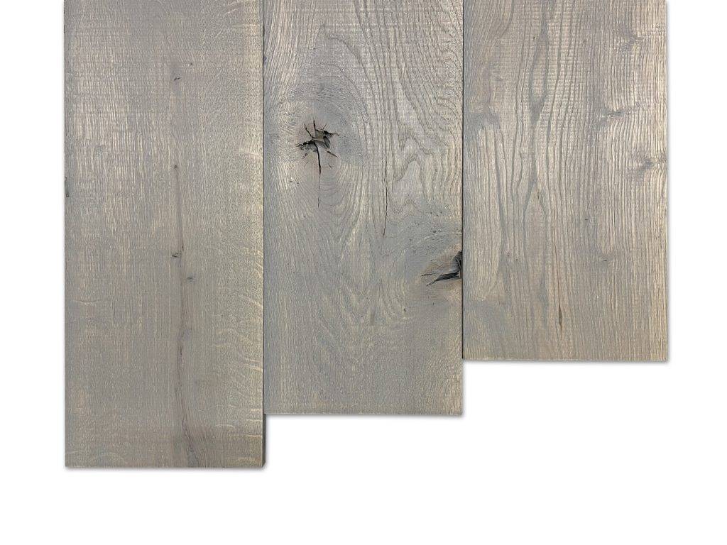 Massief eiken plank grey wash. Massief eiken planken met een rustieke uitstraling. Bij Woodstyles volop uit voorraad te verkrijgen in drie verschillende kleuren. Grey wash, middle grey en carbon black. Kies zelf uw favoriete kleur. Met een afmeting van 19 mm dik, 19,5 cm breed en 250 cm lang, zijn dit ideale planken om op allerlei manieren te kunnen gebruiken. Woodstyles biedt u deze planken ook voor een zeer scherpe prijs aan!