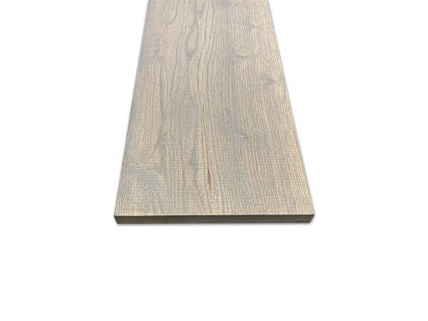 Massief eiken plank grey wash. Massief eiken planken met een rustieke uitstraling. Bij Woodstyles volop uit voorraad te verkrijgen in drie verschillende kleuren. Grey wash, middle grey en carbon black. Kies zelf uw favoriete kleur. Met een afmeting van 19 mm dik, 19,5 cm breed en 250 cm lang, zijn dit ideale planken om op allerlei manieren te kunnen gebruiken. Woodstyles biedt u deze planken ook voor een zeer scherpe prijs aan!