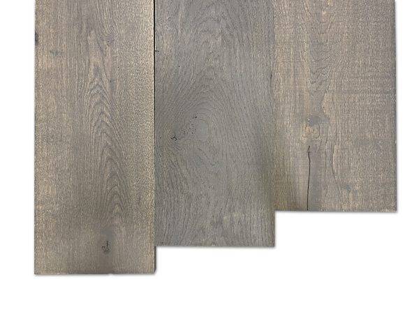 Massief eiken plank middle grey. Massief eiken planken met een rustieke uitstraling. Bij Woodstyles volop uit voorraad te verkrijgen in drie verschillende kleuren. Grey wash, middle grey en carbon black. Kies zelf uw favoriete kleur. Met een afmeting van 19 mm dik, 19,5 cm breed en 250 cm lang, zijn dit ideale planken om op allerlei manieren te kunnen gebruiken. Woodstyles biedt u deze planken ook voor een zeer scherpe prijs aan!