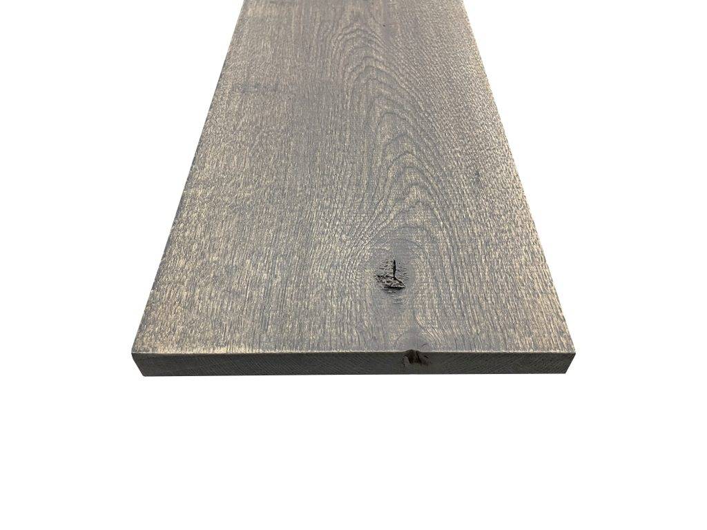 Massief eiken plank middle grey. Massief eiken planken met een rustieke uitstraling. Bij Woodstyles volop uit voorraad te verkrijgen in drie verschillende kleuren. Grey wash, middle grey en carbon black. Kies zelf uw favoriete kleur. Met een afmeting van 19 mm dik, 19,5 cm breed en 250 cm lang, zijn dit ideale planken om op allerlei manieren te kunnen gebruiken. Woodstyles biedt u deze planken ook voor een zeer scherpe prijs aan!