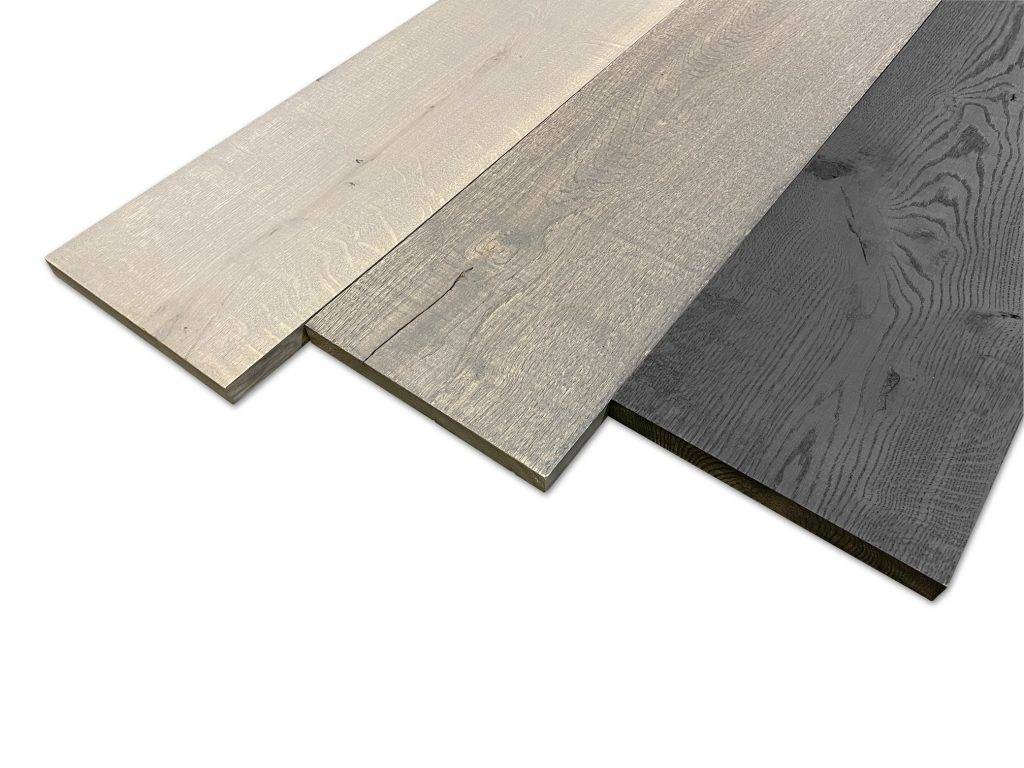 Massief eiken planken in drie kleuren gebeitst. Massief eiken planken met een rustieke uitstraling. Bij Woodstyles volop uit voorraad te verkrijgen in drie verschillende kleuren. Grey wash, middle grey en carbon black. Kies zelf uw favoriete kleur. Met een afmeting van 19 mm dik, 19,5 cm breed en 250 cm lang, zijn dit ideale planken om op allerlei manieren te kunnen gebruiken. Woodstyles biedt u deze planken ook voor een zeer scherpe prijs aan!